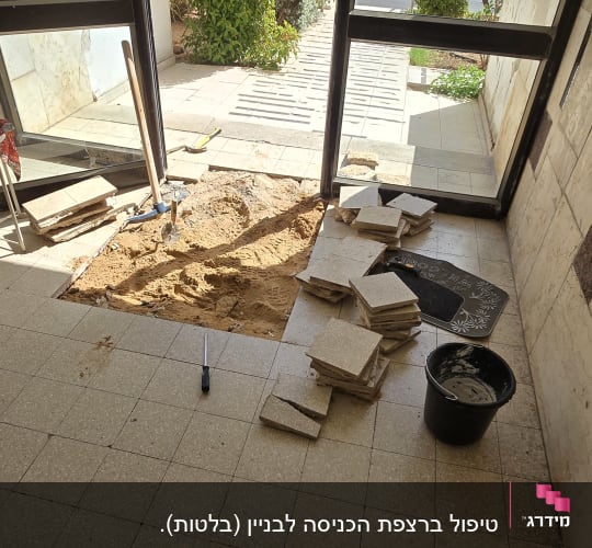 תיקון רצפה עם אריחים וכלים באתר בנייה